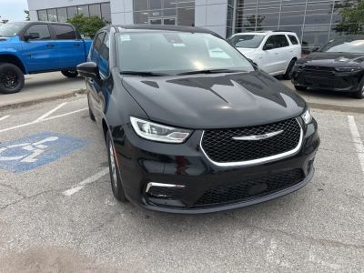 2026 Chrysler Pacifica — photo 7 view