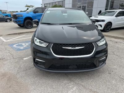 2026 Chrysler Pacifica — photo 8 view