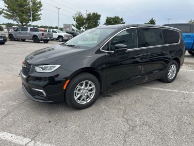 2026 Chrysler Pacifica — photo 10 view