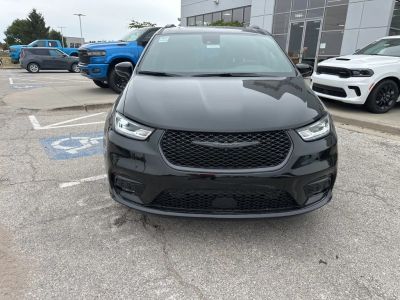 2026 Chrysler Pacifica RUCT53 — front three-quarter view