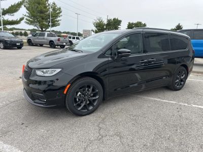 2026 Chrysler Pacifica — photo 11 view
