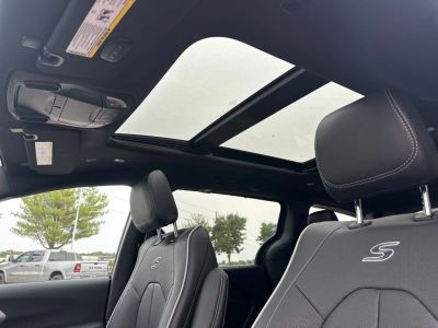 2026 Chrysler Pacifica — photo 12 view