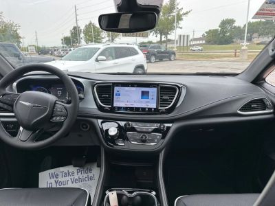 2026 Chrysler Pacifica — photo 13 view