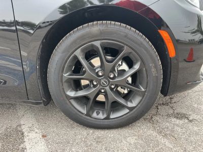 2026 Chrysler Pacifica — photo 14 view