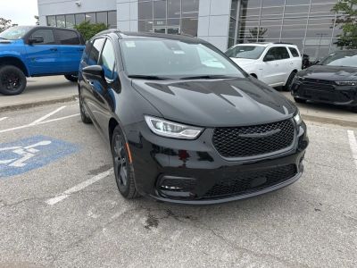 2026 Chrysler Pacifica — detail view