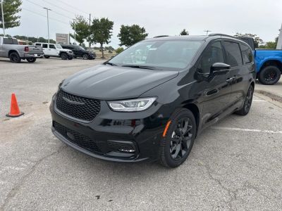 2026 Chrysler Pacifica — photo 7 view