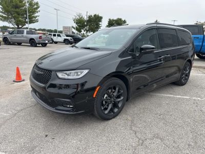 2026 Chrysler Pacifica — photo 8 view