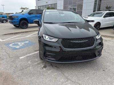 2026 Chrysler Pacifica — photo 9 view