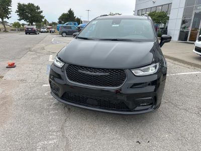 2026 Chrysler Pacifica — photo 10 view