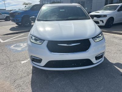 2026 Chrysler Pacifica RUCH53 — front three-quarter view