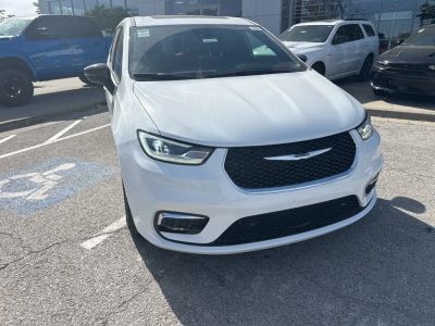 2026 Chrysler Pacifica — side profile view