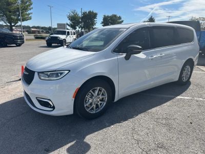 2026 Chrysler Pacifica — photo 11 view