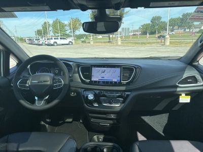 2026 Chrysler Pacifica — photo 13 view