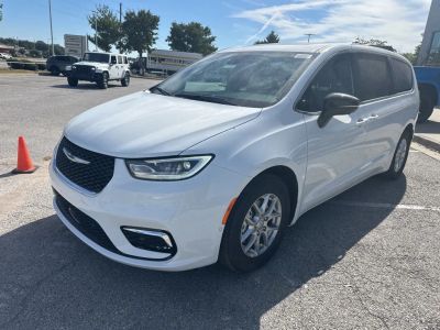 2026 Chrysler Pacifica — photo 7 view