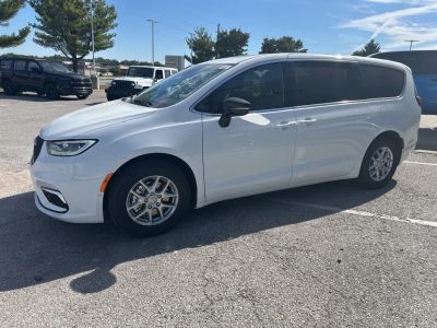 2026 Chrysler Pacifica — photo 9 view