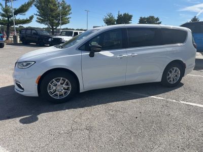 2026 Chrysler Pacifica — photo 10 view