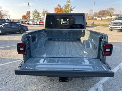 2026 Jeep Gladiator — photo 8 view