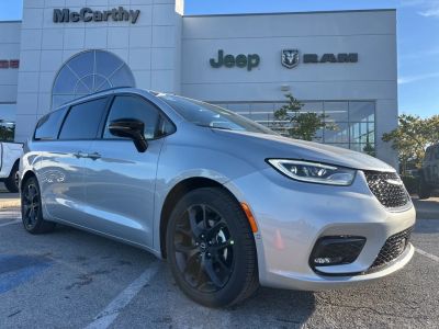 2026 Chrysler Pacifica RUCH53 — front three-quarter view