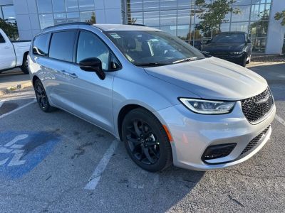 2026 Chrysler Pacifica — side profile view