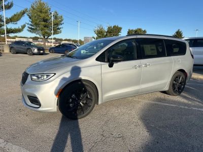 2026 Chrysler Pacifica — photo 11 view