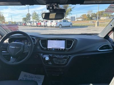 2026 Chrysler Pacifica — photo 12 view