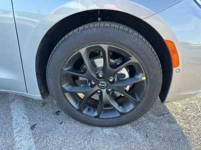 2026 Chrysler Pacifica — photo 14 view
