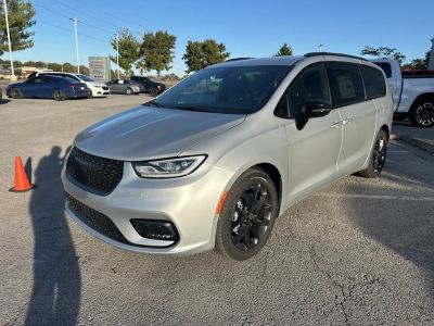 2026 Chrysler Pacifica — detail view