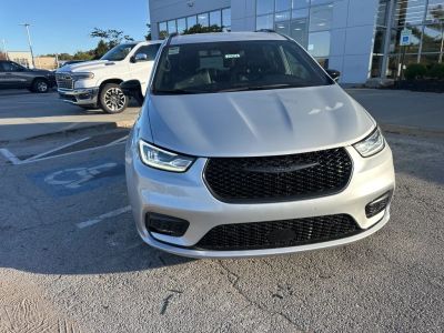 2026 Chrysler Pacifica — photo 7 view