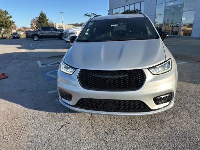 2026 Chrysler Pacifica — photo 8 view