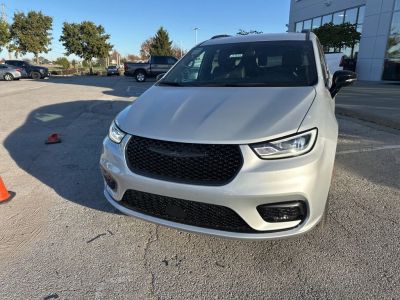 2026 Chrysler Pacifica — photo 9 view