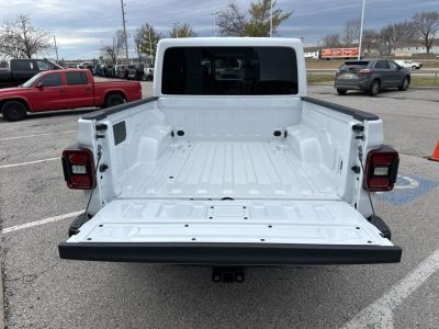 2026 Jeep Gladiator — photo 9 view