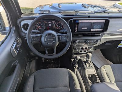 2026 Jeep Gladiator — photo 10 view