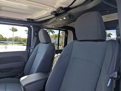 2026 Jeep Gladiator — photo 11 view