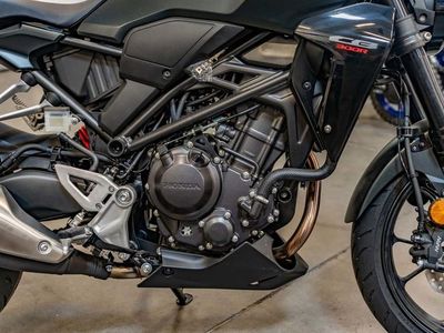 2025 Honda CB300R - Photo 11