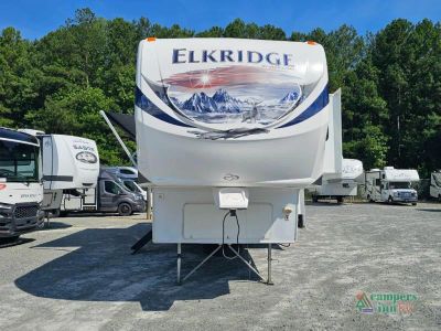 2013 Heartland ElkRidge — engine compartment view