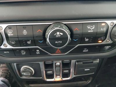 2025 Jeep Wrangler — photo 17 view