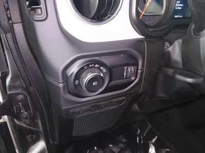 2025 Jeep Wrangler — photo 13 view