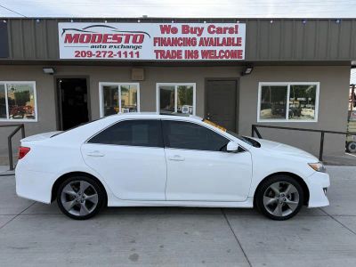 2014 Toyota Camry - Photo 2
