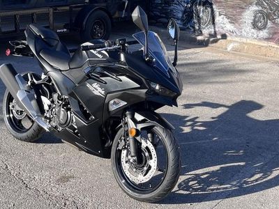 2026 Kawasaki Ninja 500 Metallic Flat Spark Black — side profile view