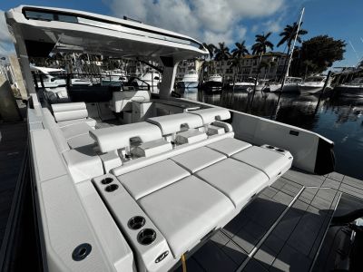 2024 Aviara AV36 Outboard - Photo 11