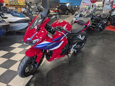 2025 Honda CBR500R - Photo 4