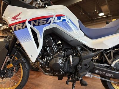 2025 Honda Transalp - Photo 9