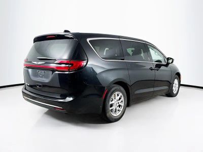 2023 Chrysler Pacifica — photo 28 view