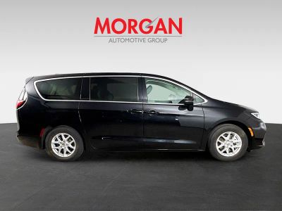 2023 Chrysler Pacifica — side profile view