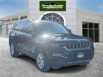 2023 Jeep Grand Cherokee — interior view