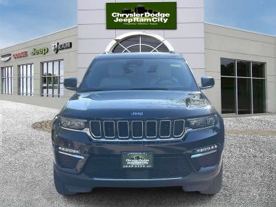 2023 Jeep Grand Cherokee — side profile view