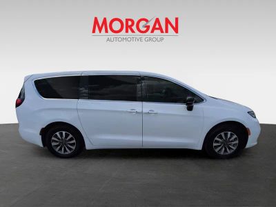 2024 Chrysler Pacifica Hybrid — interior view