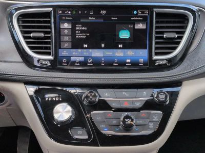 2024 Chrysler Pacifica Hybrid — photo 18 view
