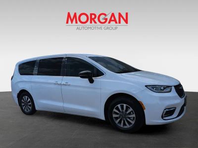 2024 Chrysler Pacifica Hybrid — side profile view