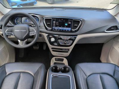 2024 Chrysler Pacifica Hybrid — photo 15 view